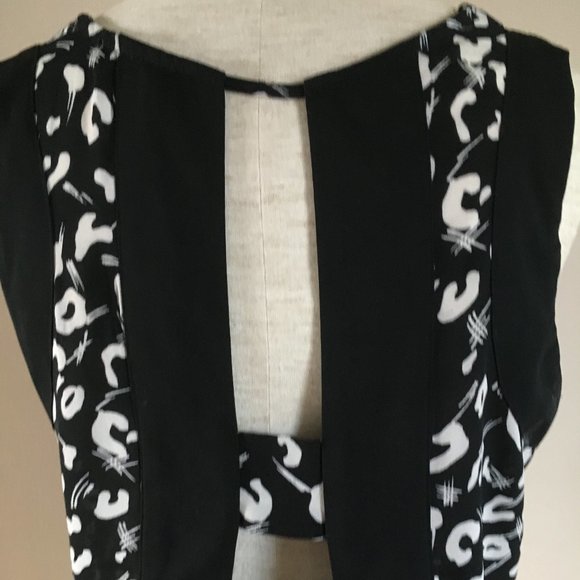 Black and White Blouse Open Back - Picture 5 of 6